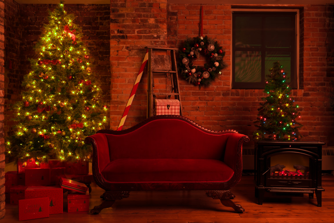 red couch with christmas tree at snap foto club